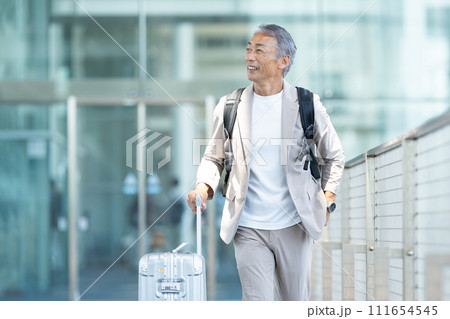 旅行するシニア男性 旅行するシニア男性 111654545