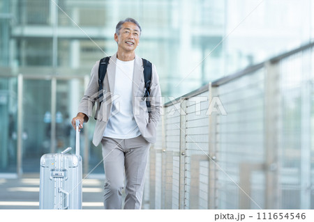 旅行するシニア男性 旅行するシニア男性 111654546