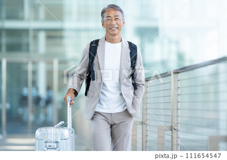 旅行するシニア男性 111654547