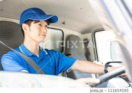車を運転する配送スタッフ 車を運転する配送スタッフ 111654595