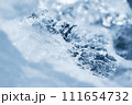 水中を漂う氷 111654732
