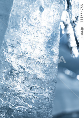 照らされるつらら 111654733