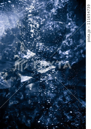 水中から見た青い水しぶき 水中から見た青い水しぶき 111654739