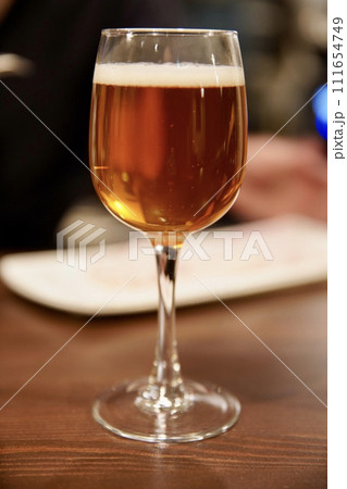 ワイングラスに注がれたおいしい生ビール ワイングラスに注がれたおいしい生ビール 111654749