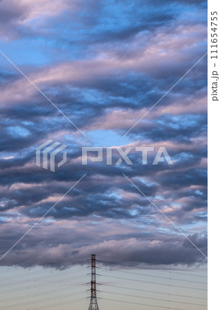 日本の横浜都市景観 航空機(中央・雲の隙間)や鉄塔、送電線…電気料金高騰…波打つ雲、コロナは=16日 日本の横浜都市景観 航空機(中央・雲の隙間)や鉄塔、送電線…電気料金高騰…波打つ雲、コロナは=16日 111654755