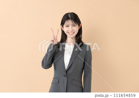 ピースサインをするスーツ姿の女性 ピースサインをするスーツ姿の女性 111654859