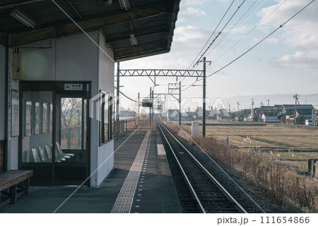 田舎の駅のホーム 111654866