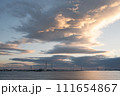 雲の多い夕方 111654867