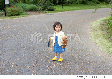 お散歩が大好きな1歳7ヶ月の女の子 お散歩が大好きな1歳7ヶ月の女の子 111655190
