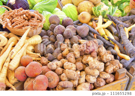 山盛りの量り売り野菜 111655298
