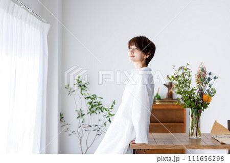 窓辺でリラックスする女性 111656298