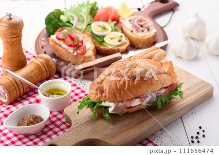 野菜たっぷりのバゲットサンドとブルスケッタ 野菜たっぷりのバゲットサンドとブルスケッタ 111656474