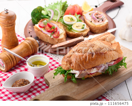野菜たっぷりのバゲットサンドとブルスケッタ 111656475