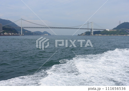 関門フェリーから見た関門橋 関門フェリーから見た関門橋 111656536
