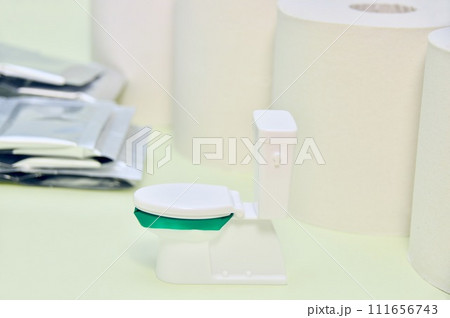 断水に備えたミニチュアトイレ、凝固剤とトイレットペーパー 断水に備えたミニチュアトイレ、凝固剤とトイレットペーパー 111656743