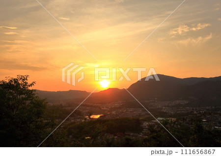 夕暮れ時の龍王山総合公園からの眺望 111656867