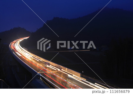 夜の東広島呉自動車道 111656879
