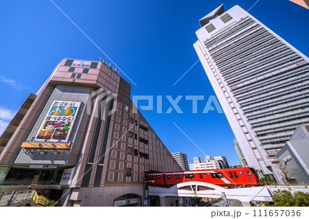 日本の東京都市景観 東京メトロ 後楽園駅や駅に到着した丸ノ内線、文京区役所などを望む＝2月14日 111657036
