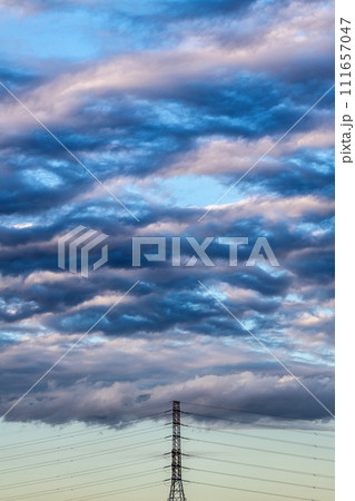 日本の横浜都市景観 航空機（中央・雲の隙間）や鉄塔、送電線…電気料金高騰…波打つ雲、コロナは＝16日 111657047