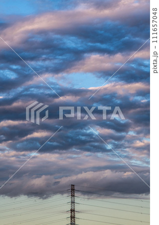 日本の横浜都市景観 航空機（中央・雲の隙間）や鉄塔、送電線…電気料金高騰…波打つ雲、コロナは＝16日 111657048
