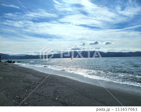 冬の静かな海岸から 111657063