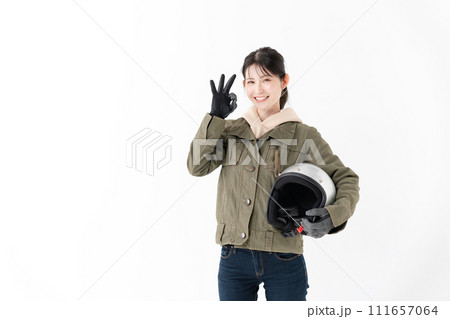 ヘルメットを持ってOKサインをする女性 111657064