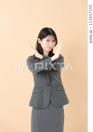 拒否をする女性 拒否をする女性 111657105
