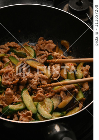 ナスとキュウリと豚肉のピリ辛味噌炒めの料理シーン 111657208
