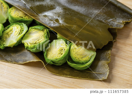 芽キャベツの昆布締め 111657385