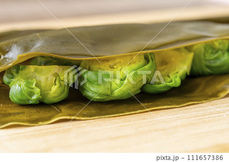 芽キャベツの昆布締め 111657386