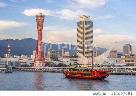 神戸ポートタワーと御座船安宅丸　ベイエリア（メリケンパーク） 111657391