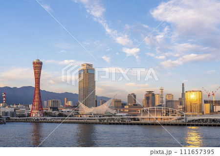 夕焼け空と神戸ポートタワー メリケンパーク 夕焼け空と神戸ポートタワー メリケンパーク 111657395