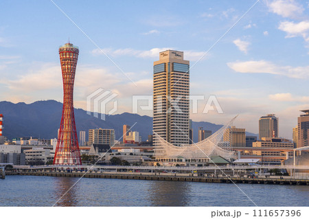 夕焼け空と神戸ポートタワー メリケンパーク 夕焼け空と神戸ポートタワー メリケンパーク 111657396