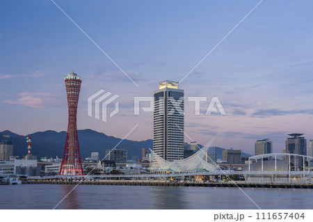 夕焼け空と神戸ポートタワー　メリケンパーク 111657404