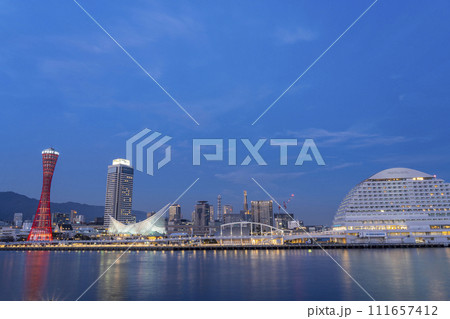 メリケンパーク 神戸ポートタワーの夜景 メリケンパーク 神戸ポートタワーの夜景 111657412