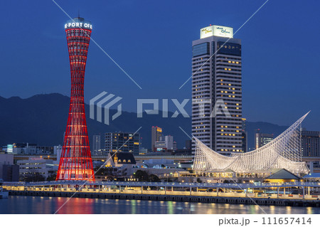 メリケンパーク 神戸ポートタワーの夜景 メリケンパーク 神戸ポートタワーの夜景 111657414
