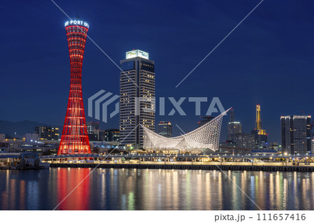 メリケンパーク 神戸ポートタワーの夜景 メリケンパーク 神戸ポートタワーの夜景 111657416