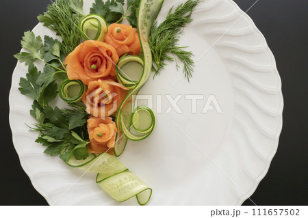 サーモンのサラダ 黒背景　俯瞰 111657502