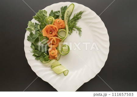 サーモンのサラダ 黒背景　俯瞰 111657503