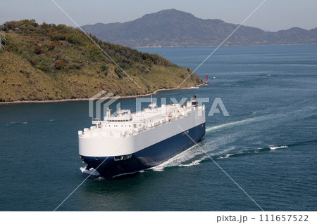 来島海峡大橋を通過する自動車運搬船 111657522
