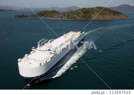 来島海峡大橋を通過する自動車運搬船 111657523