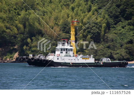 来島海峡を通過するタグボート 111657526