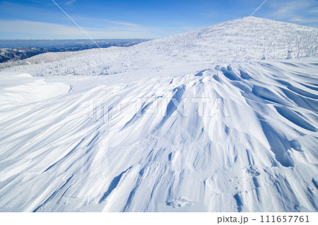 森吉山冬の絶景　シュカブラと頂上を望む　秋田県 111657761
