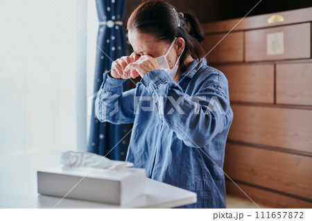 目が痒い60代のシニア女性 111657872