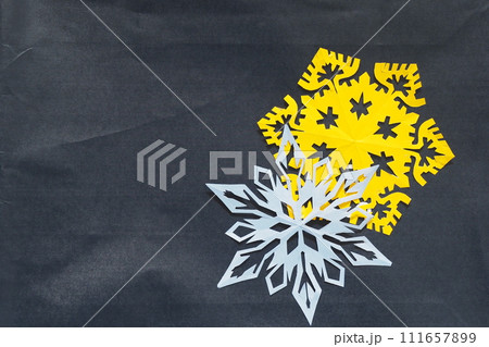 折り紙でつくった雪の結晶 折り紙でつくった雪の結晶 111657899