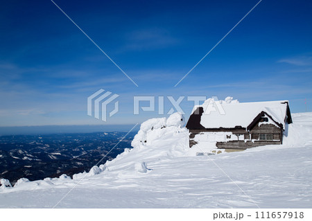 冬晴れの山小屋 秋田県 森吉山 冬晴れの山小屋 秋田県 森吉山 111657918