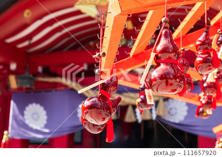 神社に吊るされた願いの込められた瓢箪 111657920