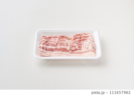 トレーにのった豚バラ肉 トレーにのった豚バラ肉 111657962