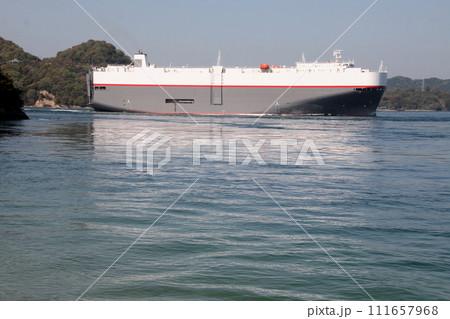 来島海峡を通過する自動車運搬船 111657968