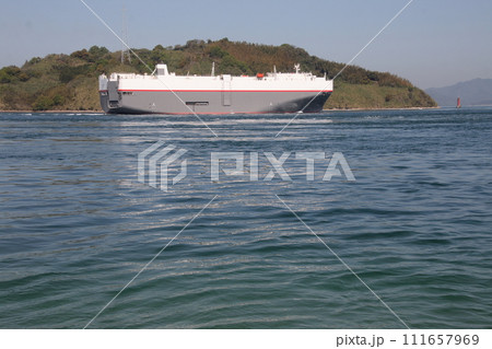 来島海峡を通過する自動車運搬船 111657969